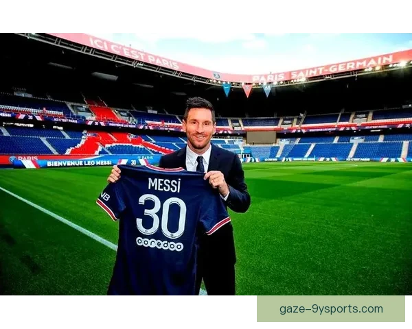 欧洲足坛焦点：梅西转会大新闻引发热议，巴黎圣日耳曼如何应对球队重建
